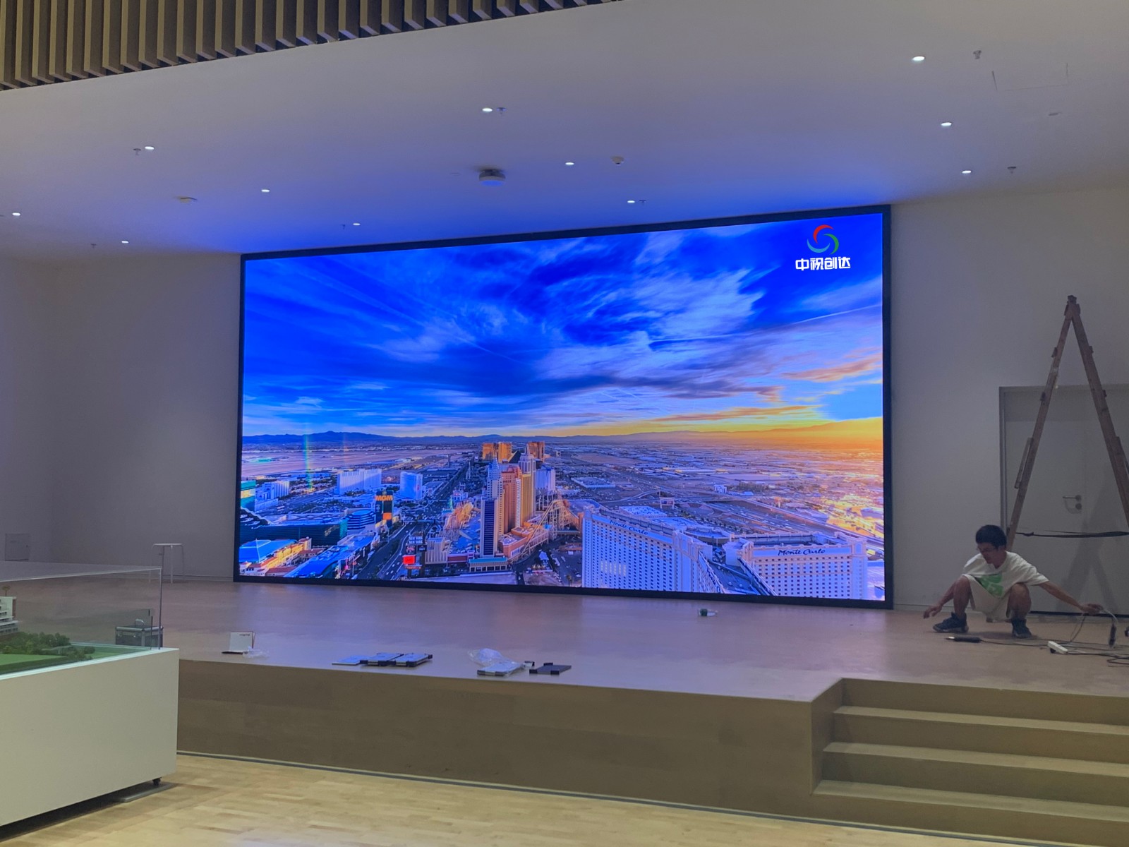 羅湖未來學(xué)校室內(nèi)體育館項目 LCH2.5大屏面積：7.36x3.68=27.085㎡