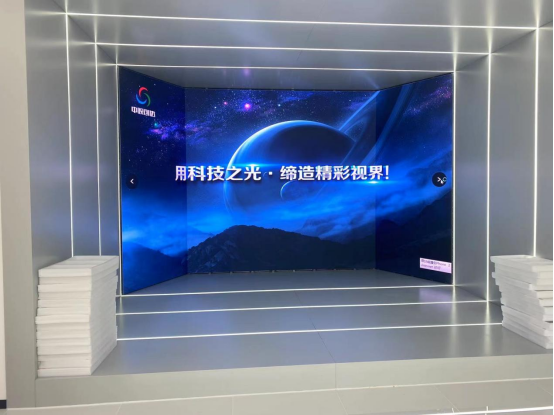 日照市新晟供應鏈企業(yè)展廳引領技術革新，三折LED顯示屏P1.8項目