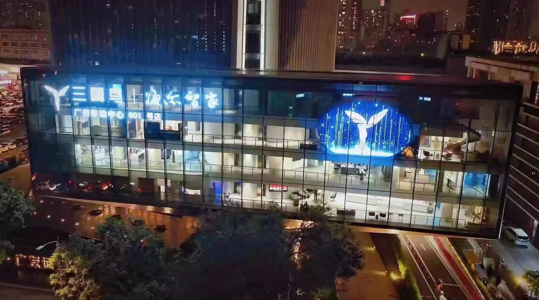 LED透明屏也卷起來啦！在更加細分化的趨勢下能否成為定制產(chǎn)品“主咖”？